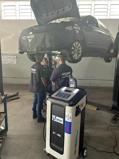 Veículo no elevador e equipamento de serviço