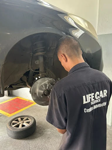 Profissional trabalhando no conjunto de freio