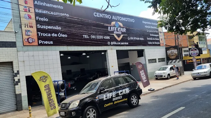 Fachada da Life Car com veículo identificado